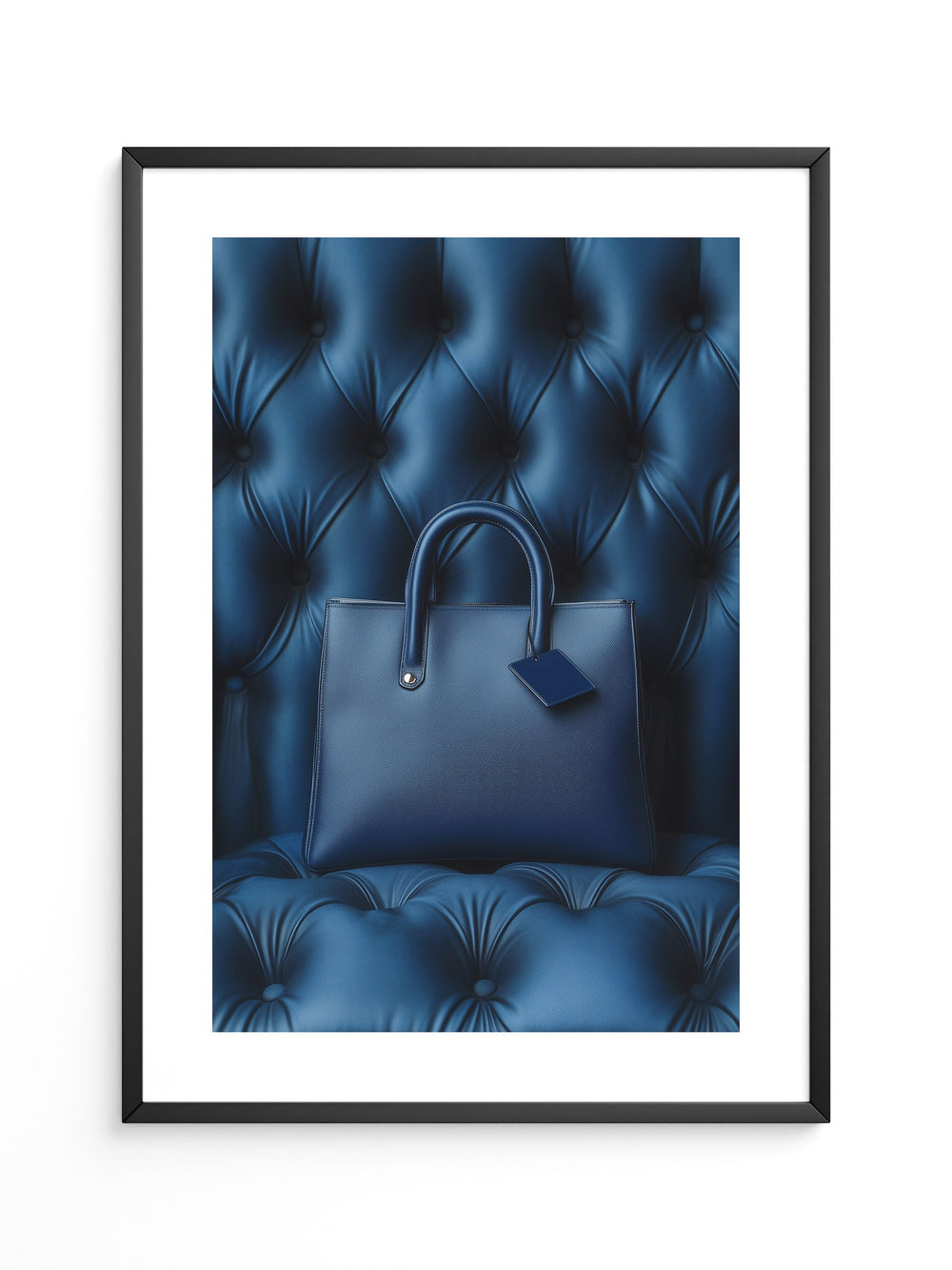 Blaue Tasche auf Polsterquadraten