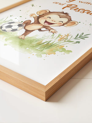Spielender Affe mit Fußball – Aquarell-Illustration für Kinder