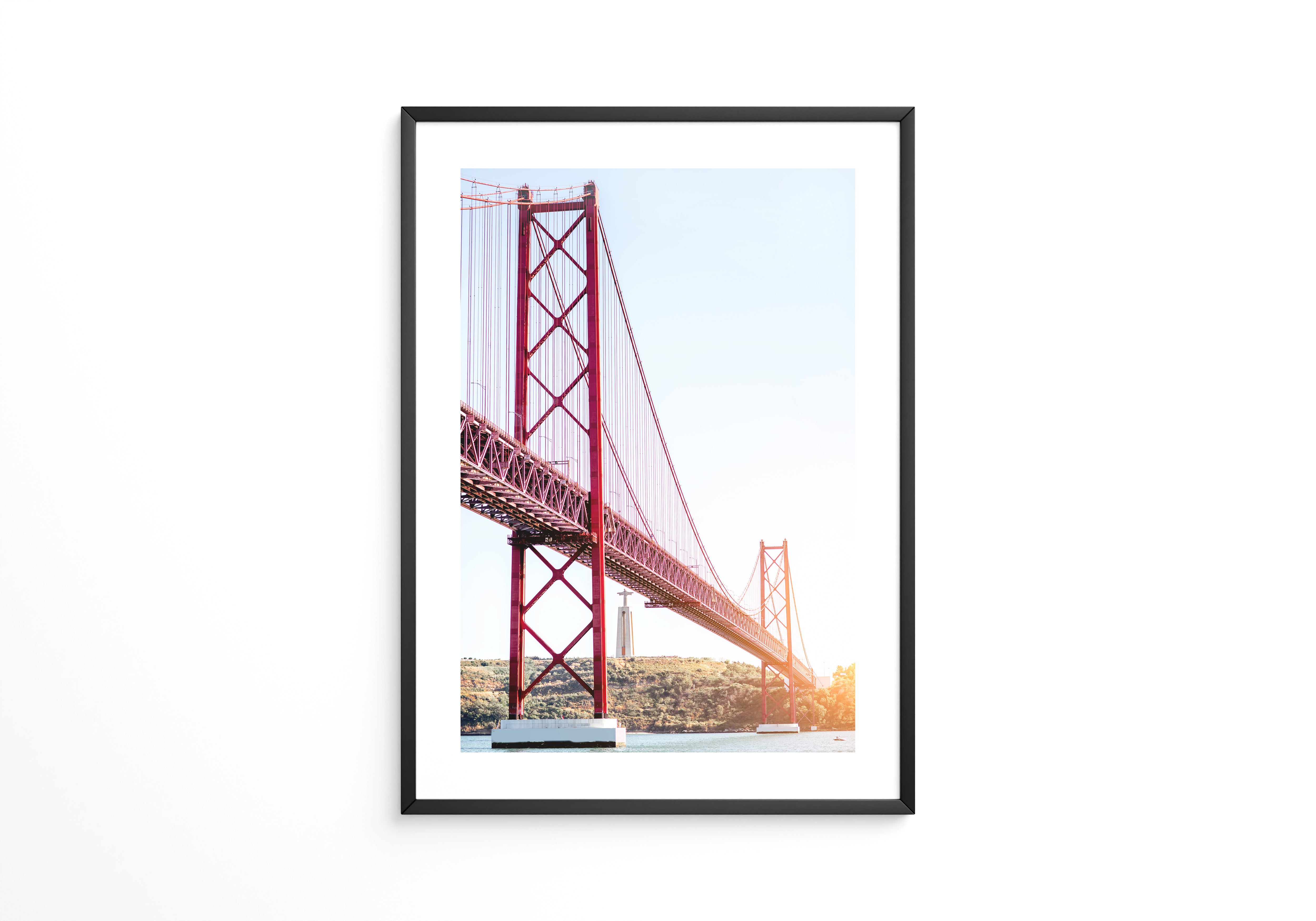 Rote Brücke strahlender Himmel