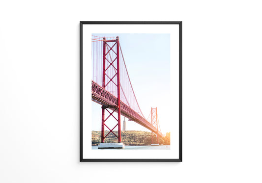 Rote Brücke strahlender Himmel