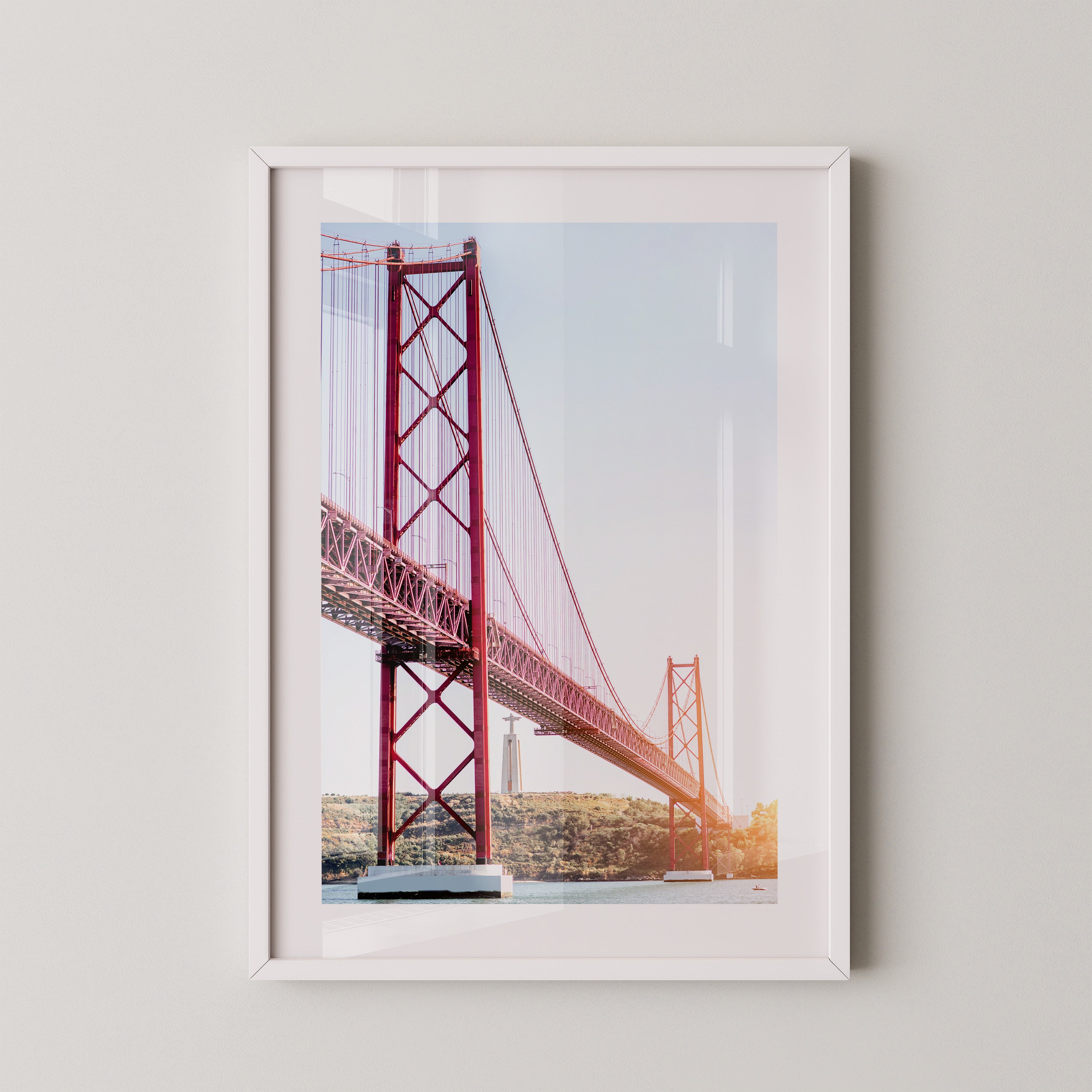 Rote Brücke strahlender Himmel