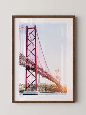 Rote Brücke strahlender Himmel
