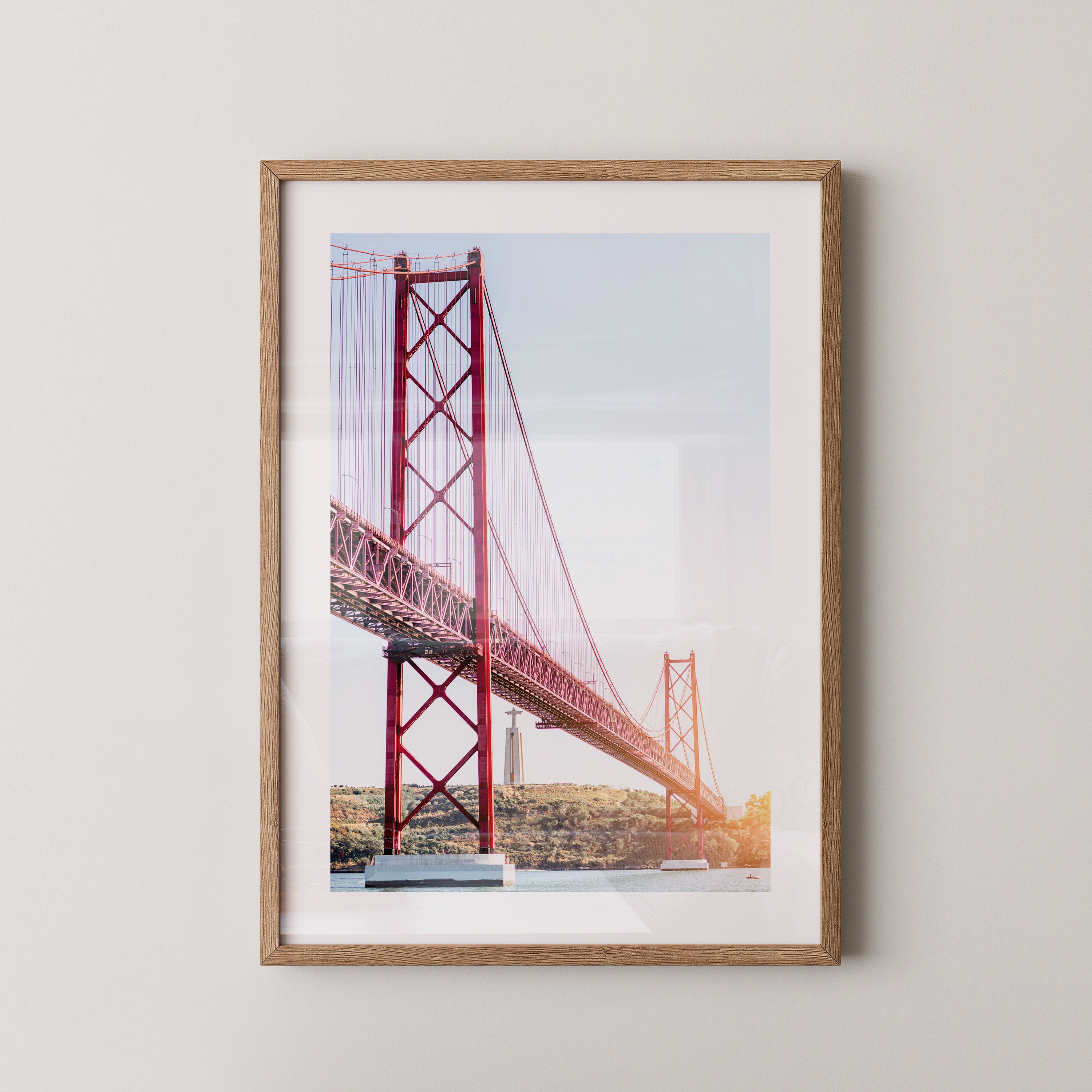 Rote Brücke strahlender Himmel