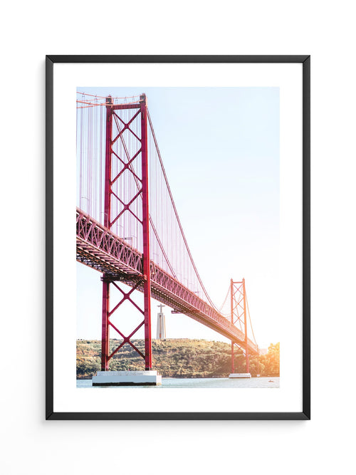 Rote Brücke strahlender Himmel