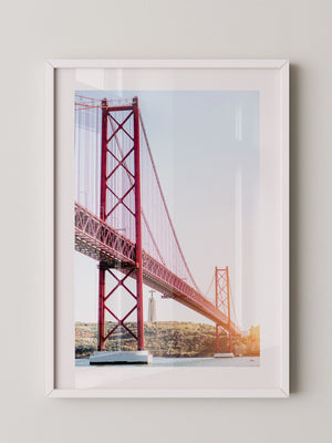 Rote Brücke strahlender Himmel