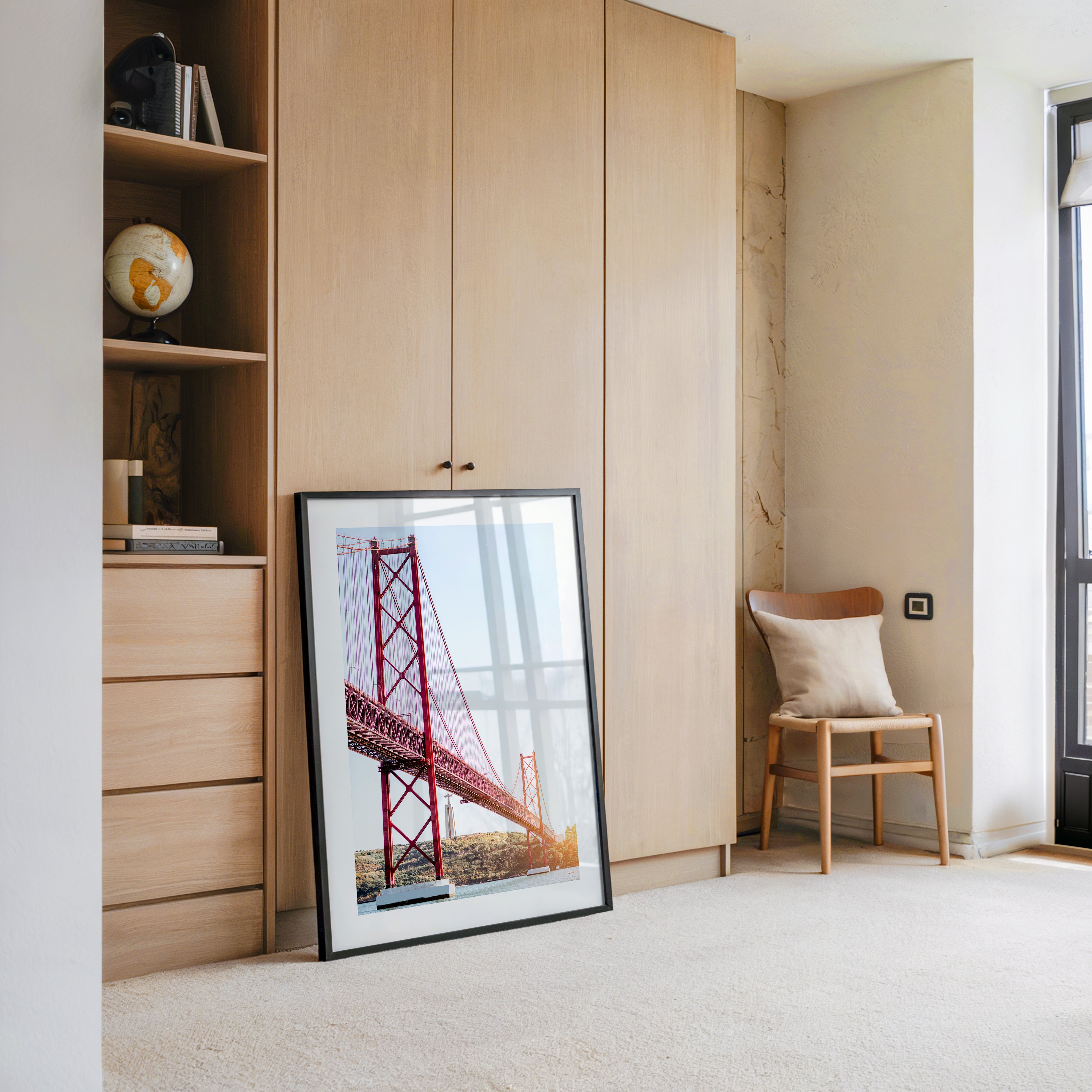 Rote Brücke strahlender Himmel