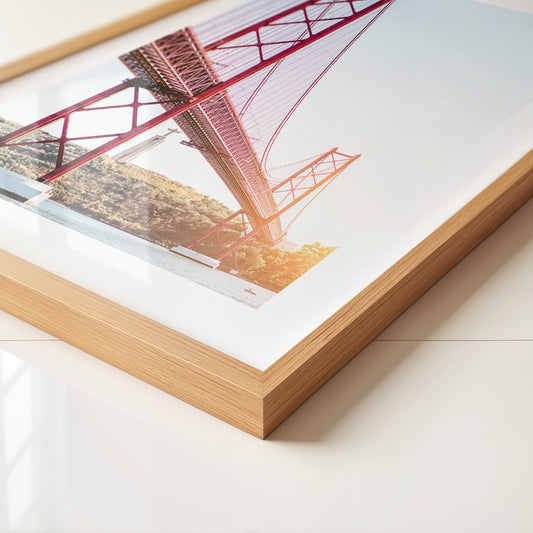 Rote Brücke strahlender Himmel