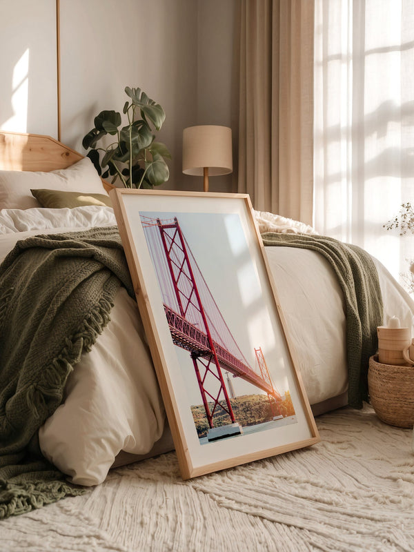 Rote Brücke strahlender Himmel