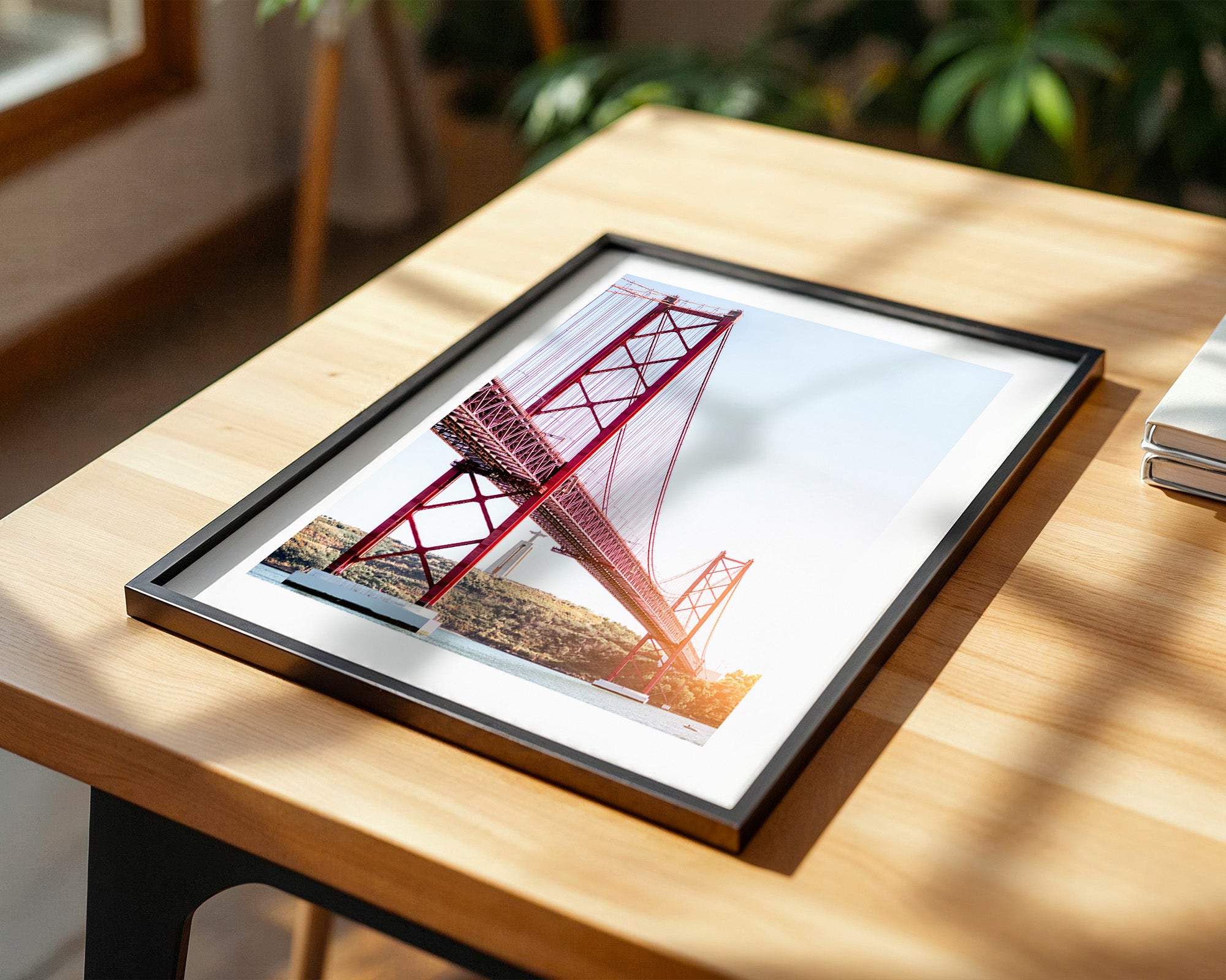 Rote Brücke strahlender Himmel
