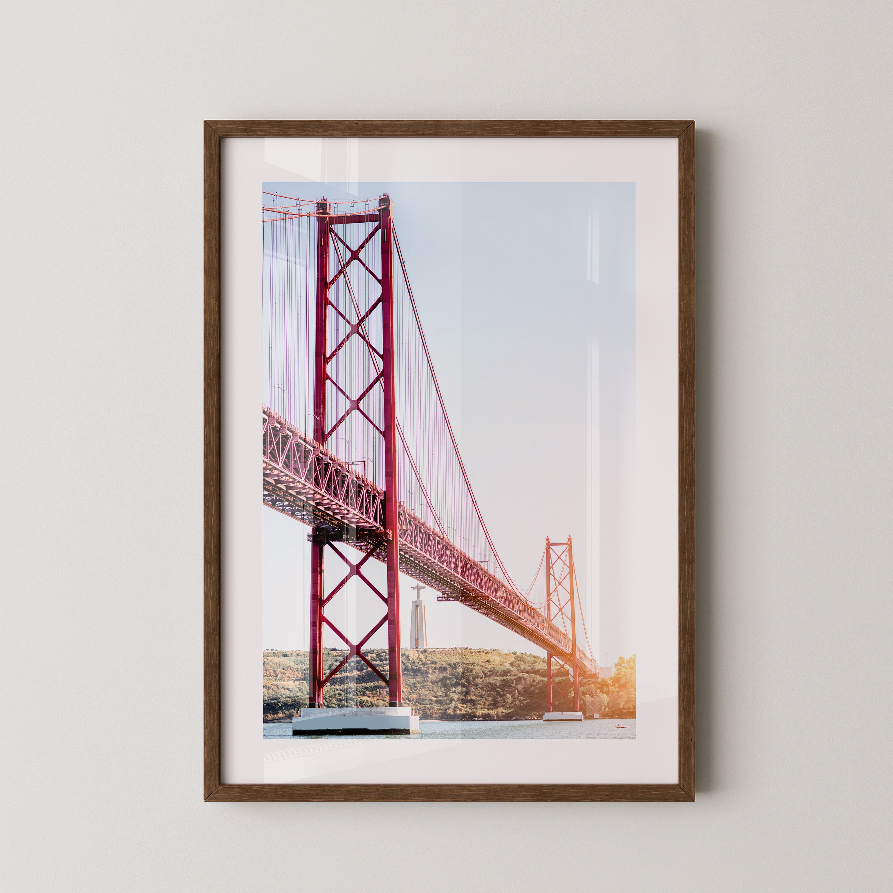 Rote Brücke strahlender Himmel