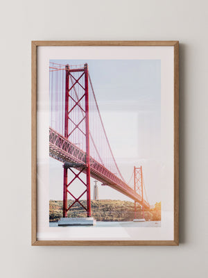 Rote Brücke strahlender Himmel