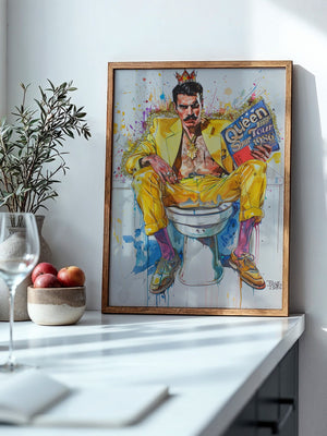 Mann gelber Anzug auf Toilette
