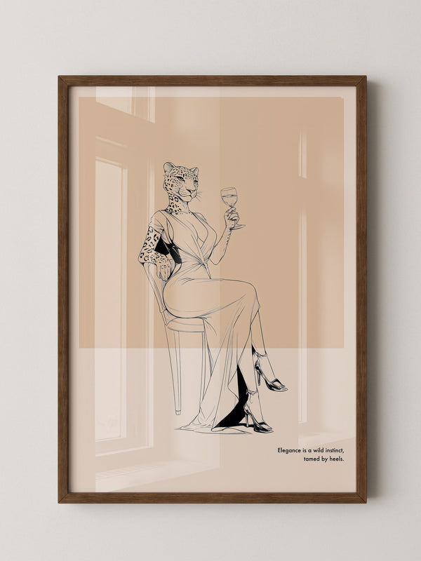 Leopard Frau elegant drinkend