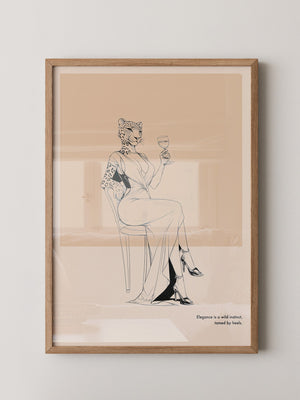 Leopard Frau elegant drinkend