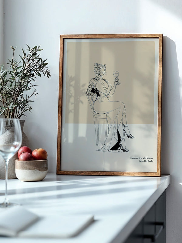 Leopard Frau elegant drinkend