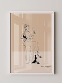 Leopard Frau elegant drinkend