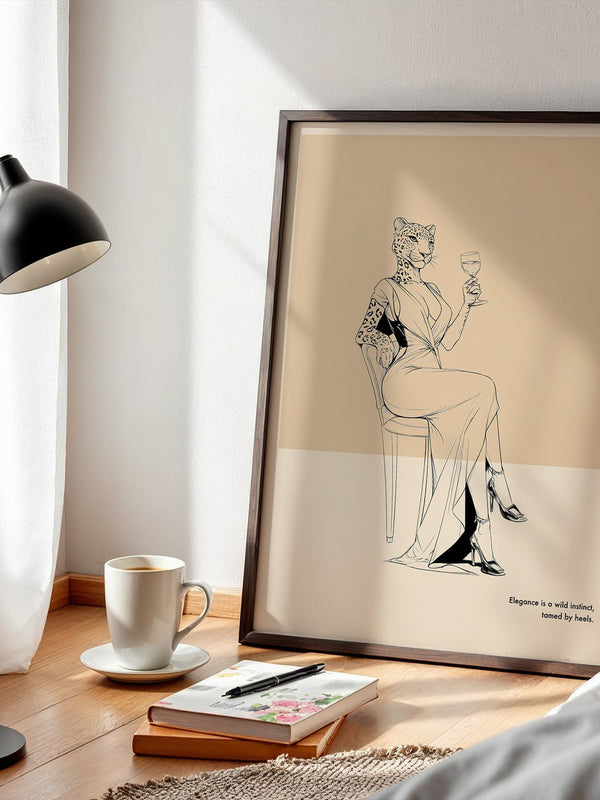 Leopard Frau elegant drinkend