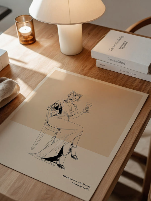 Leopard Frau elegant drinkend