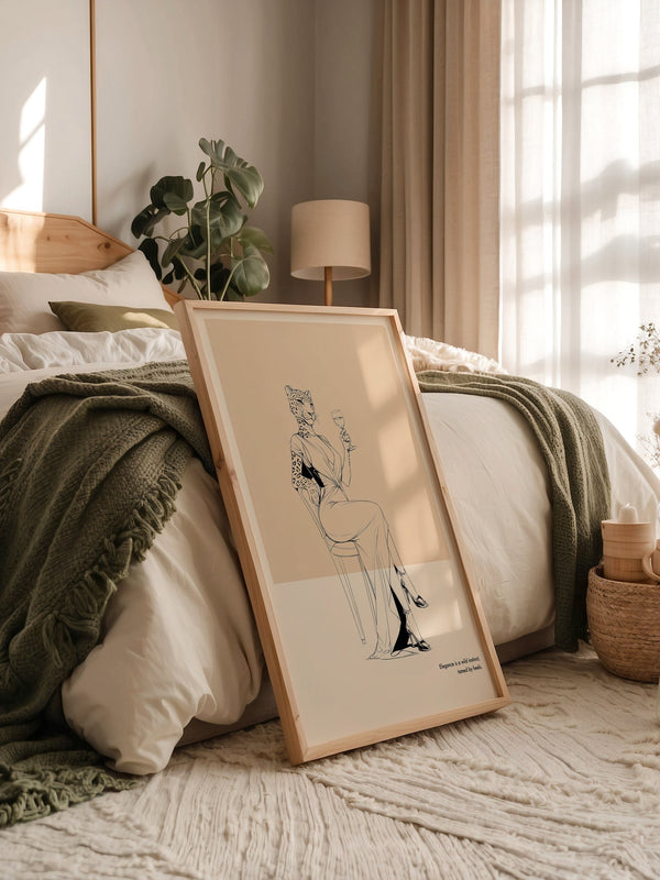 Leopard Frau elegant drinkend