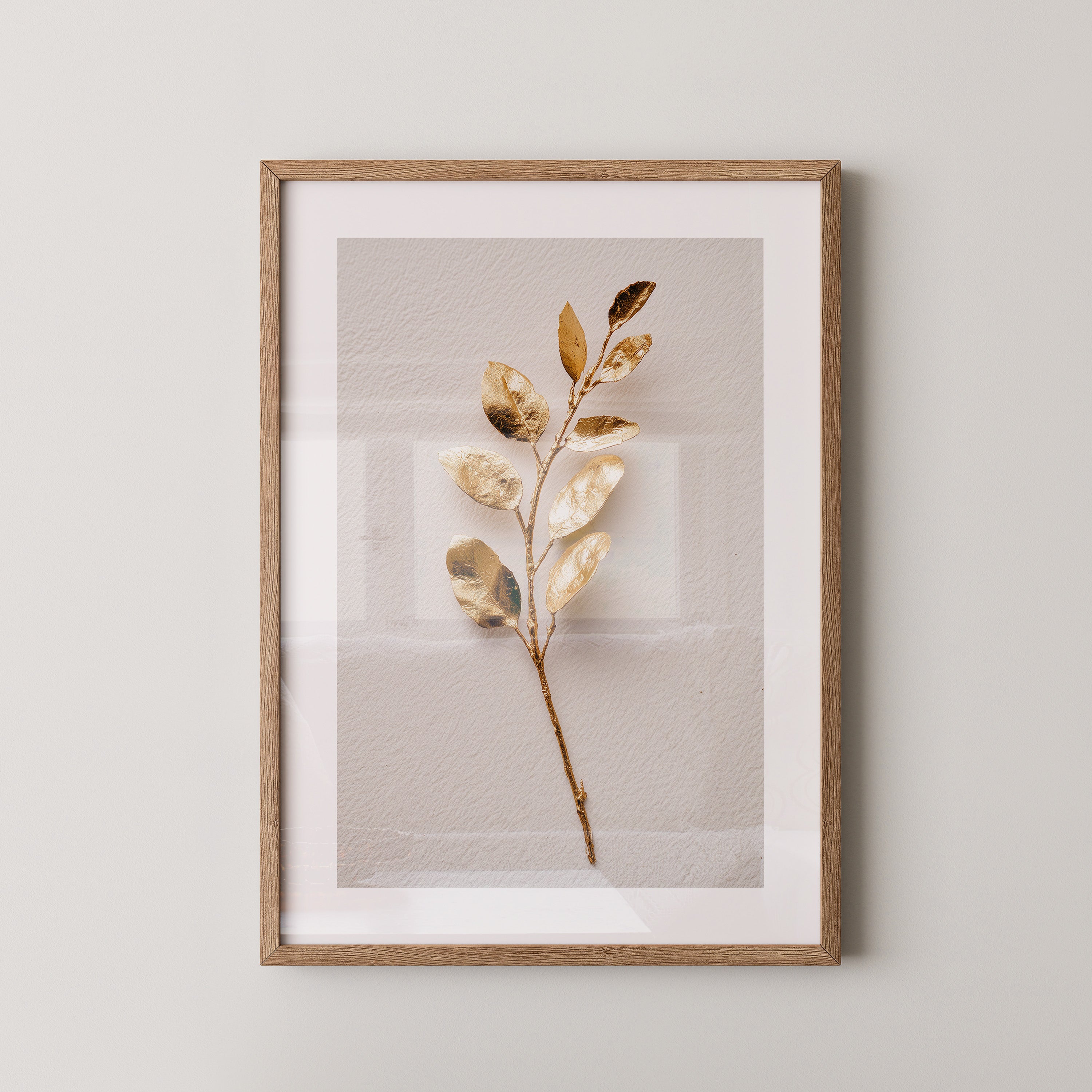 Golddetail Zweig weißer Hintergrund