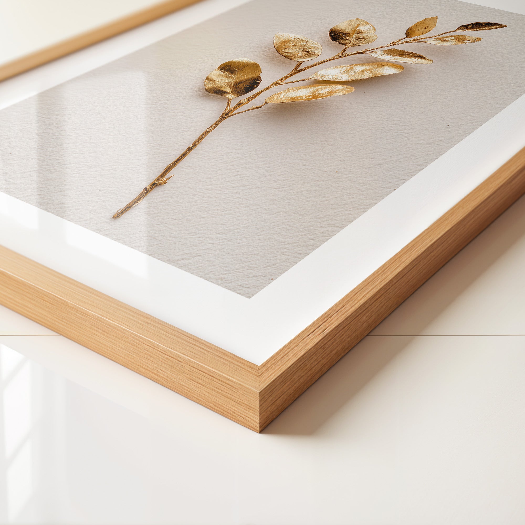 Golddetail Zweig weißer Hintergrund