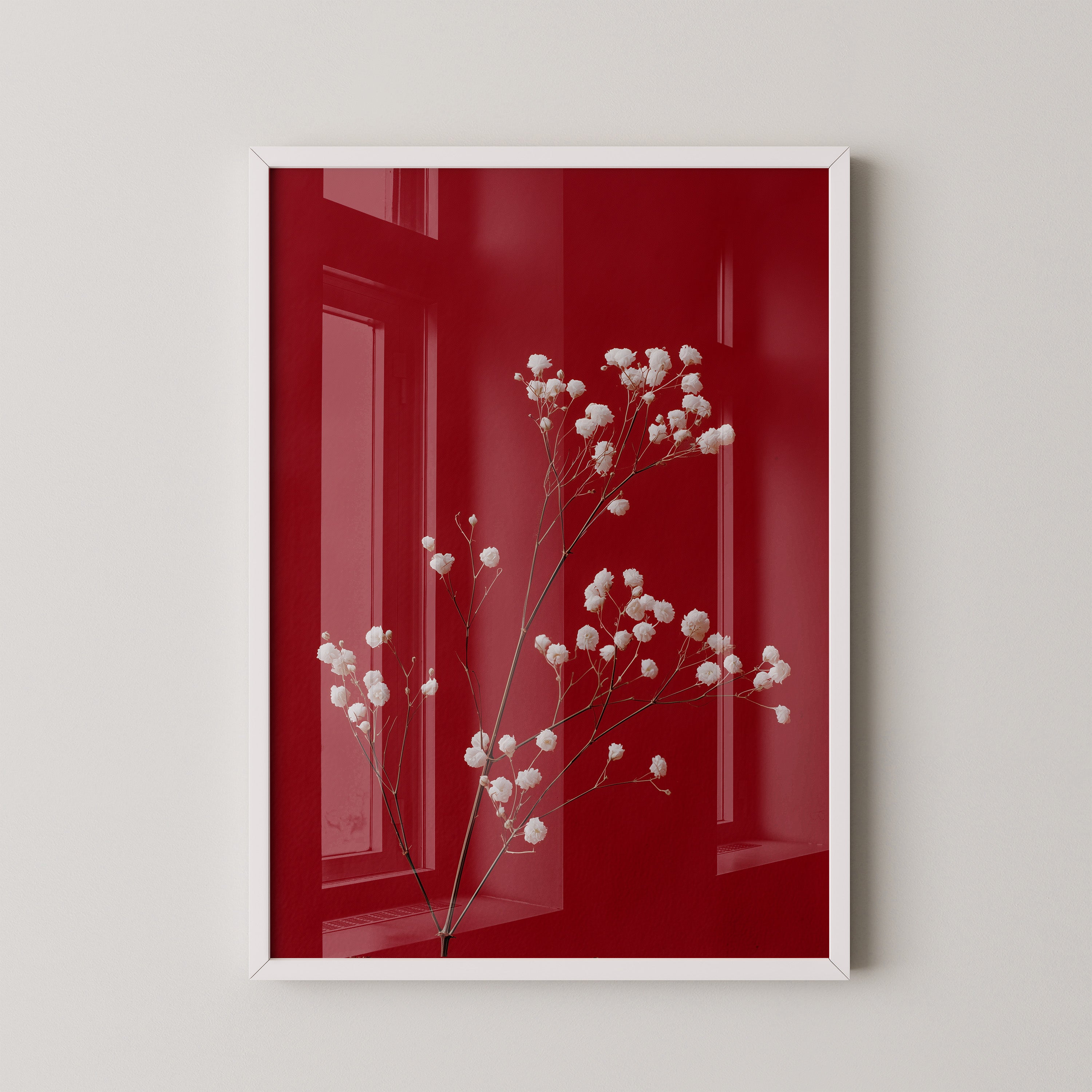 Weiße Blütenzweige auf Rot