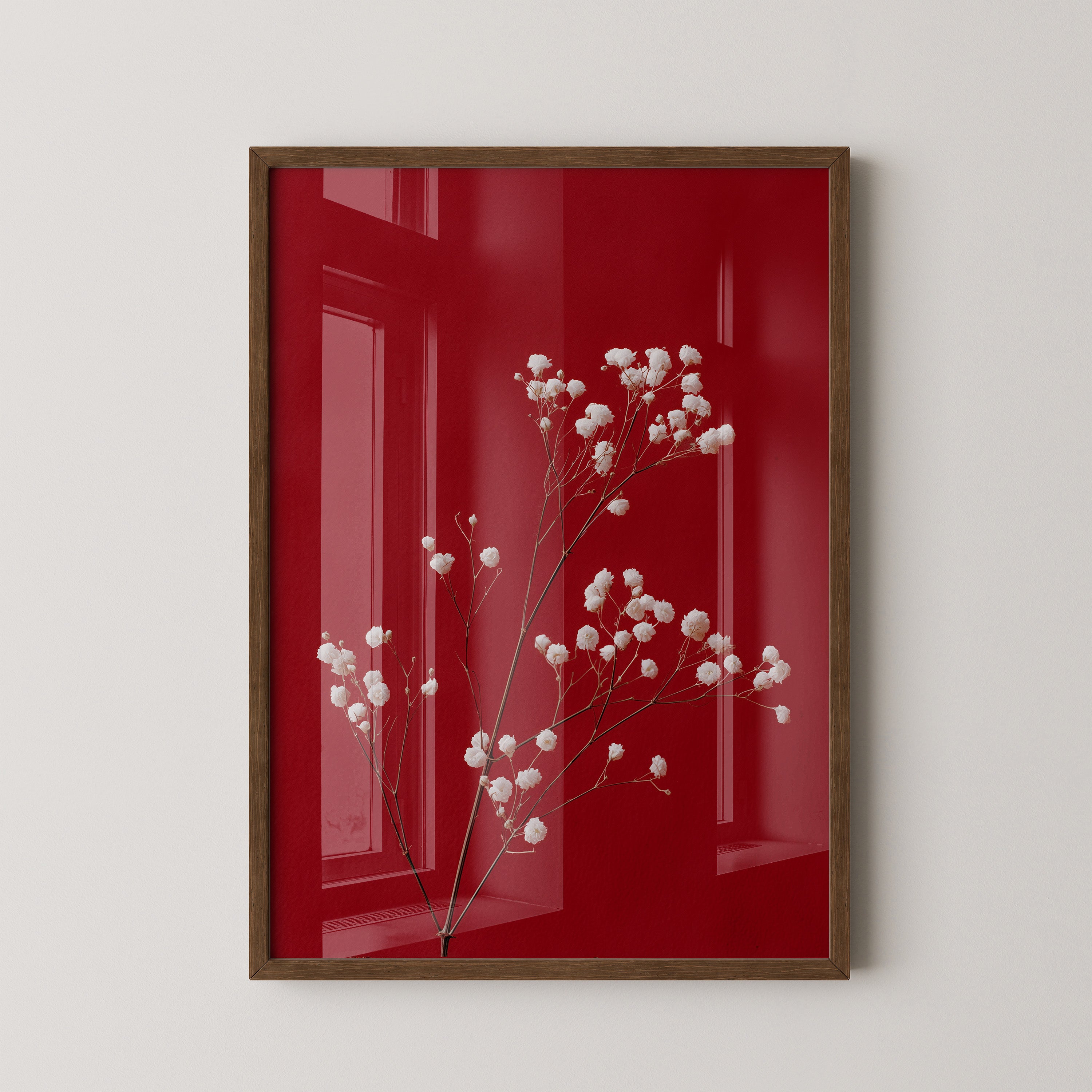 Weiße Blütenzweige auf Rot