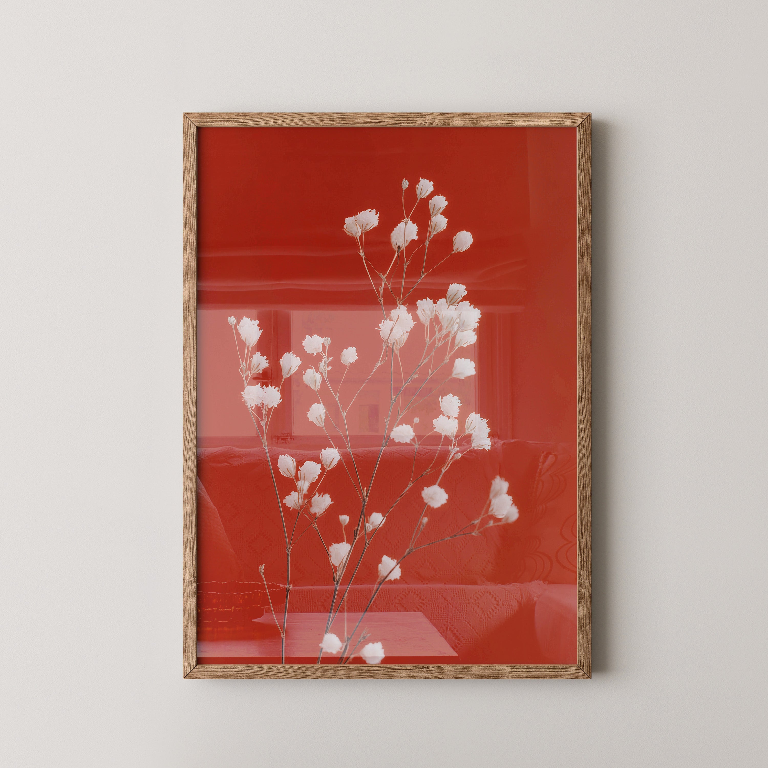 Weiße Blüten Roter Hintergrund