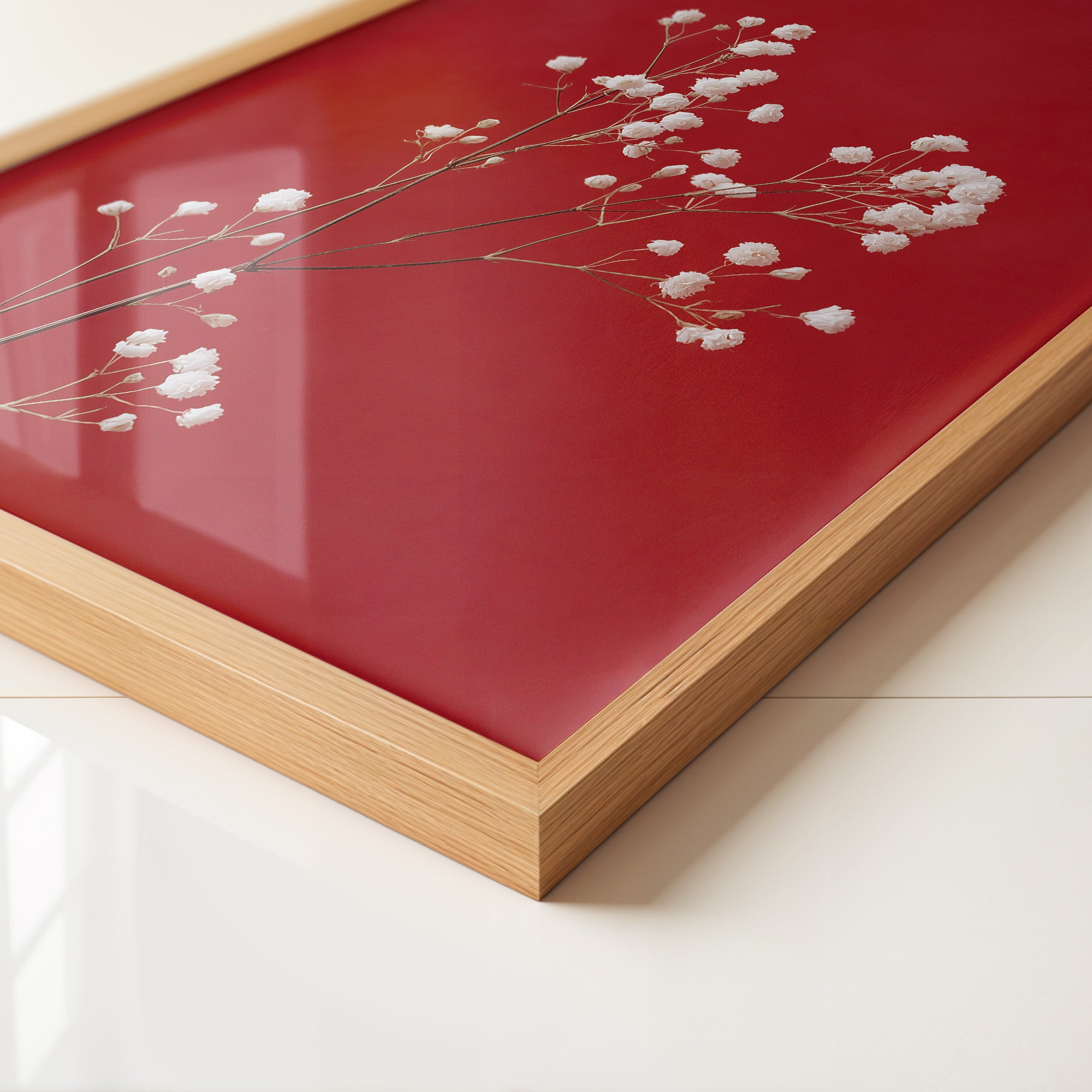 Weiße Blüten rot Hintergrund