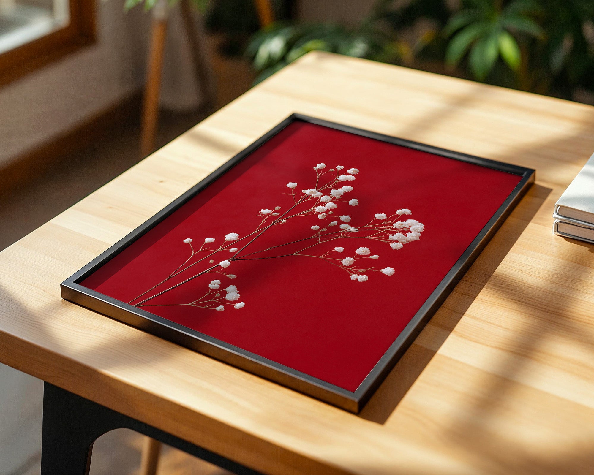 Weiße Blüten rot Hintergrund