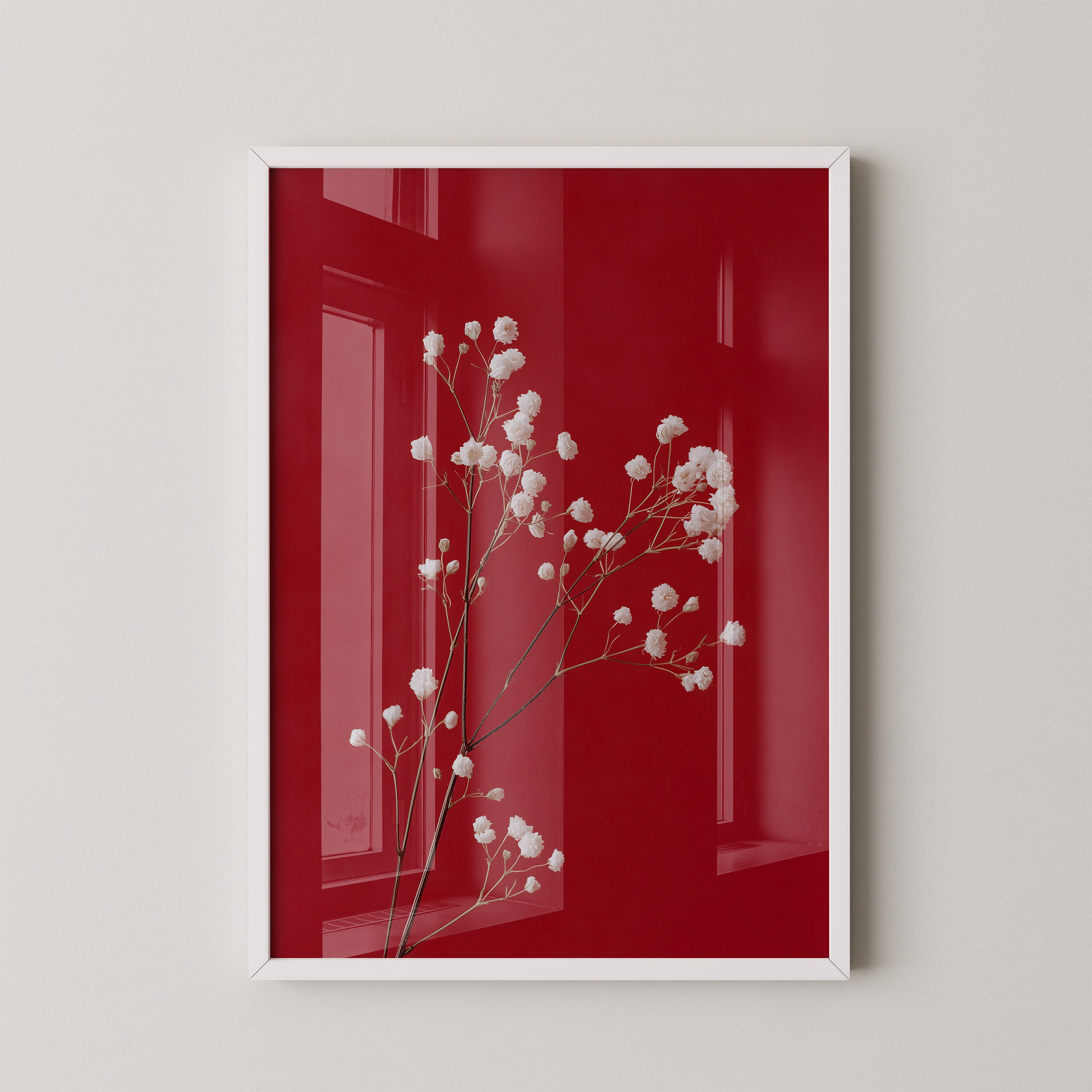 Weiße Blüten rot Hintergrund