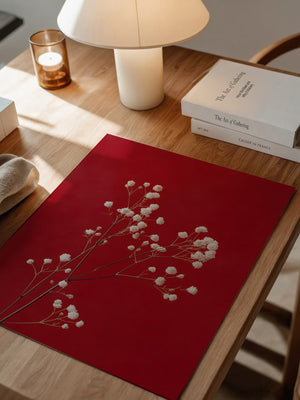 Weiße Blüten rot Hintergrund