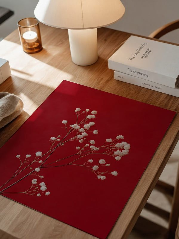 Weiße Blüten rot Hintergrund