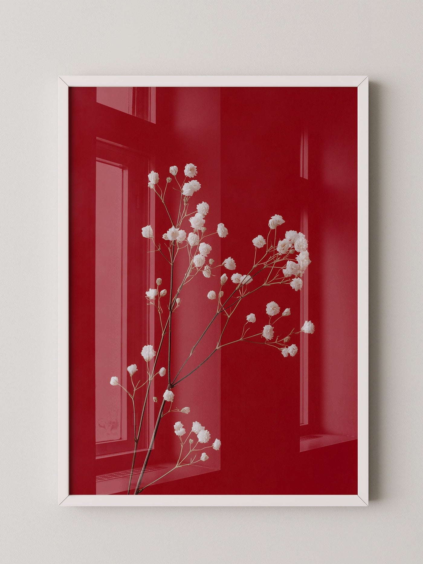 Weiße Blüten rot Hintergrund