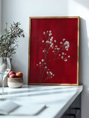 Weiße Blüten rot Hintergrund