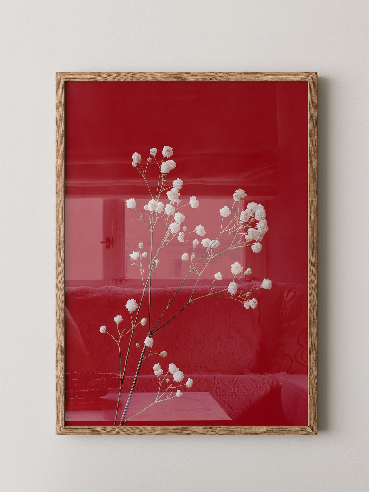 Weiße Blüten rot Hintergrund
