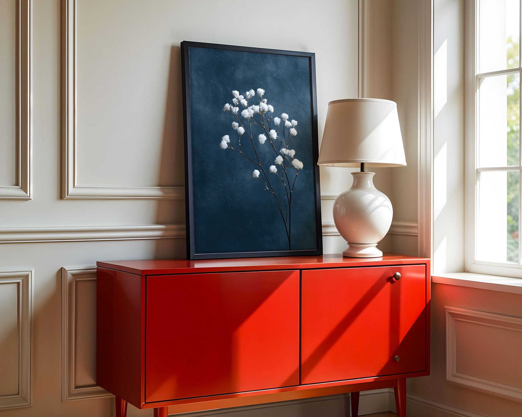 Weiße Blüten auf blauem Hintergrund