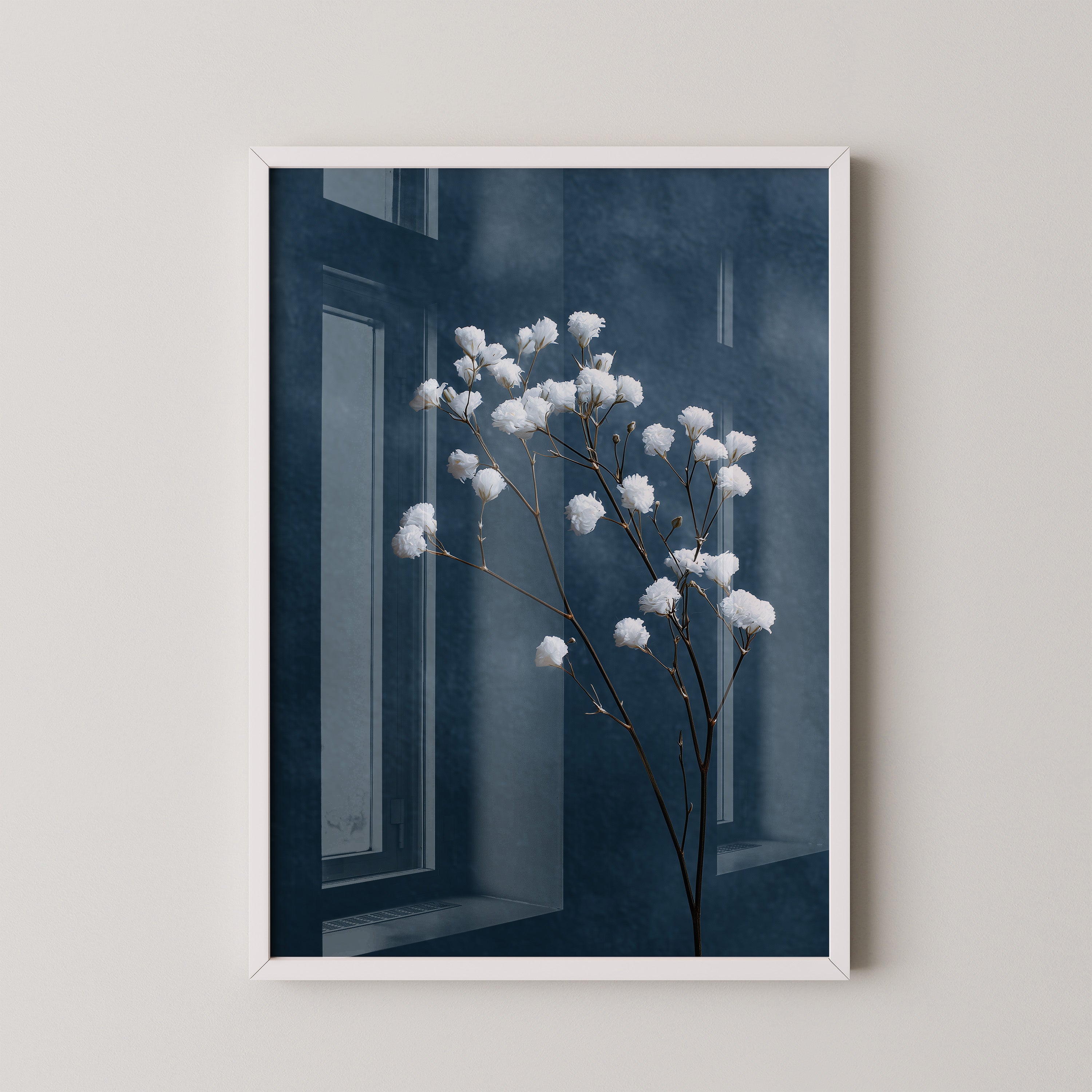 Weiße Blüten auf blauem Hintergrund