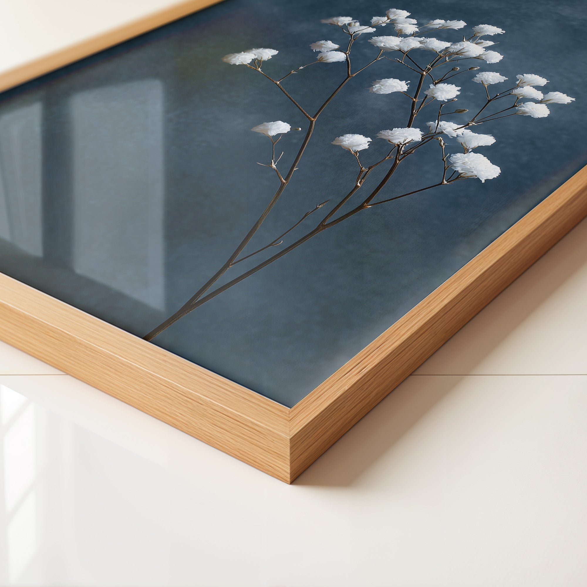 Weiße Blüten auf blauem Hintergrund