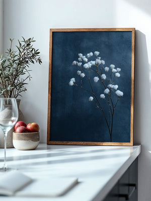 Weiße Blüten auf blauem Hintergrund