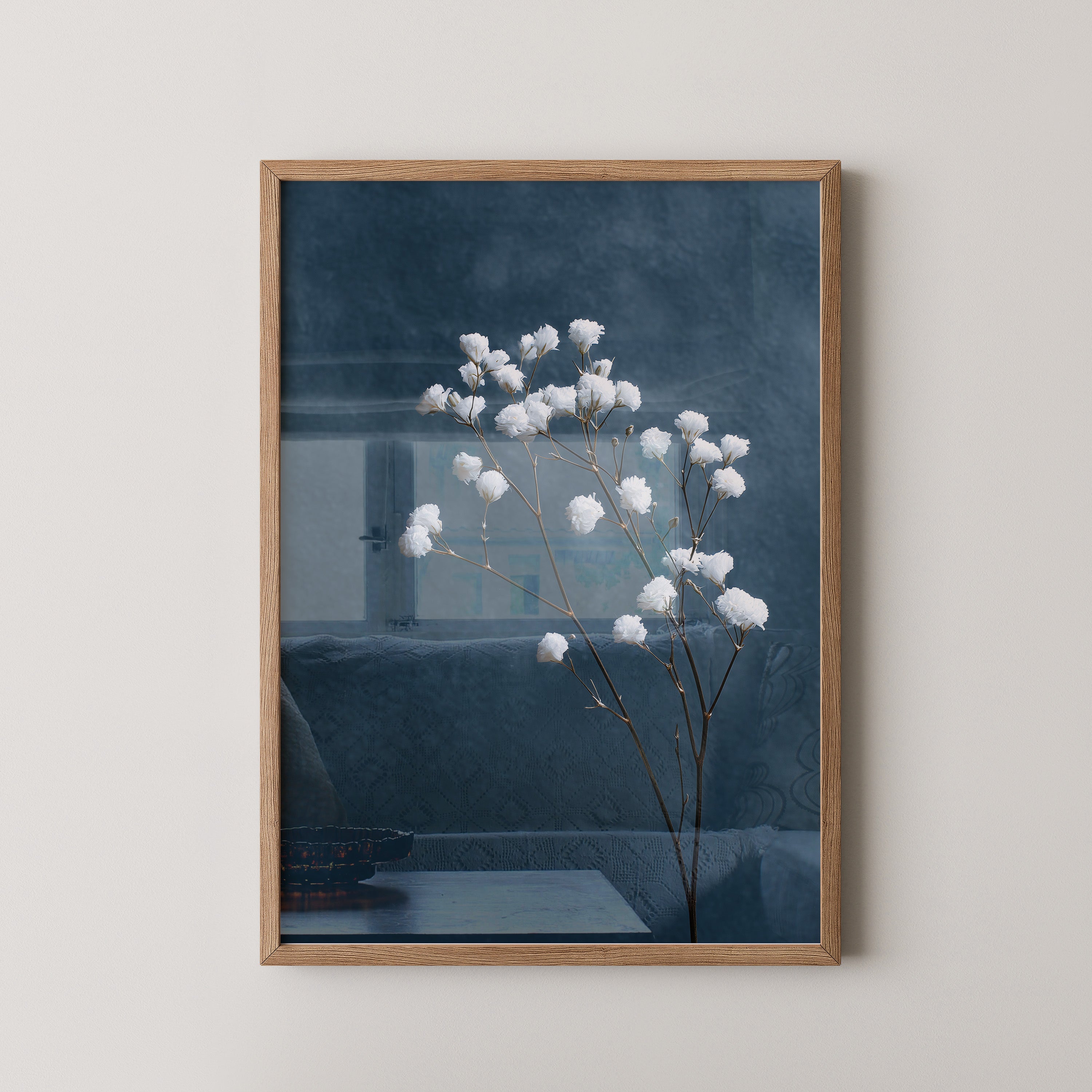 Weiße Blüten auf blauem Hintergrund