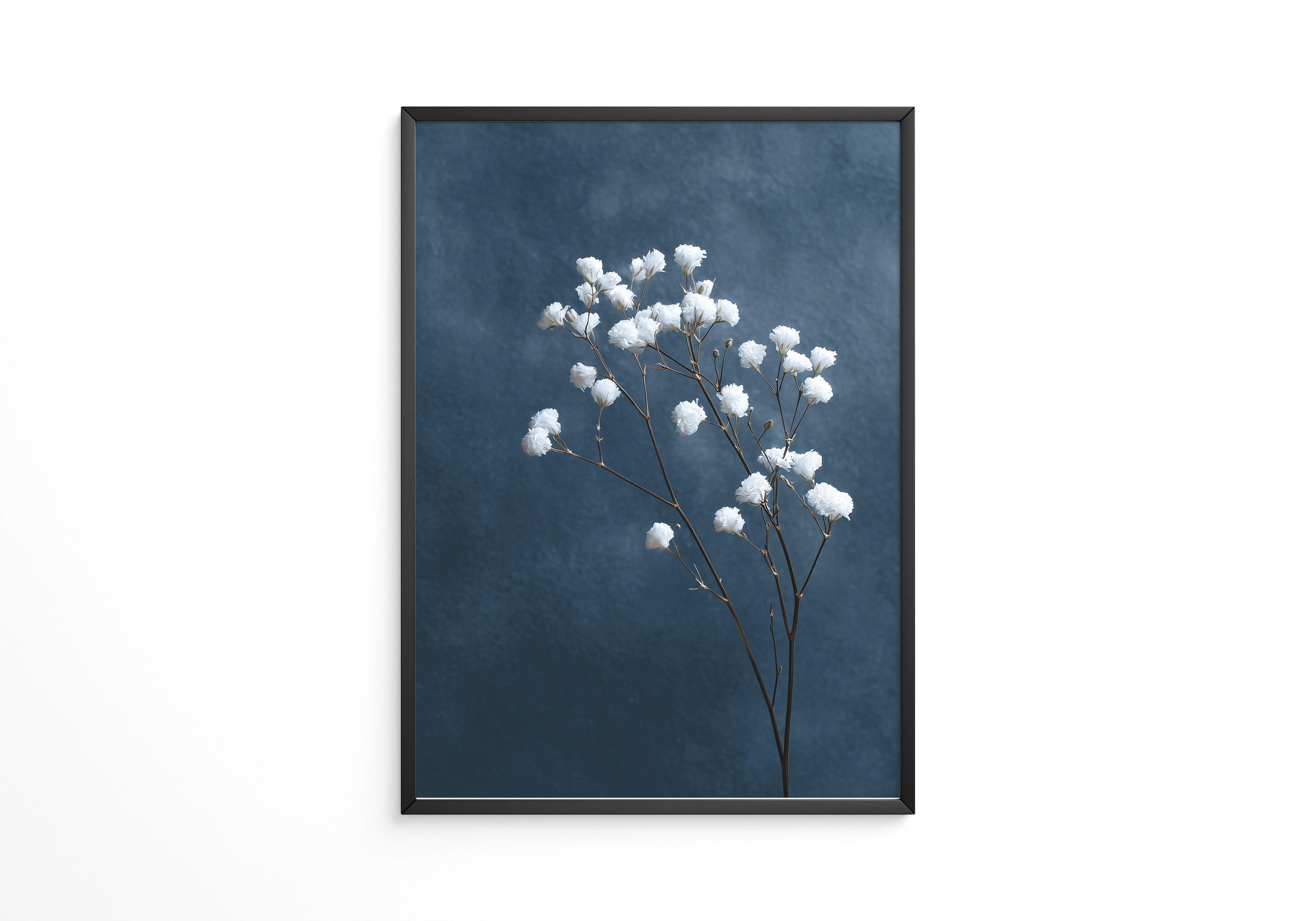 Weiße Blüten auf blauem Hintergrund