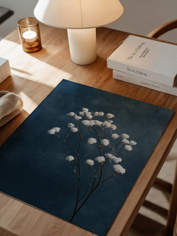 Weiße Blüten auf blauem Hintergrund