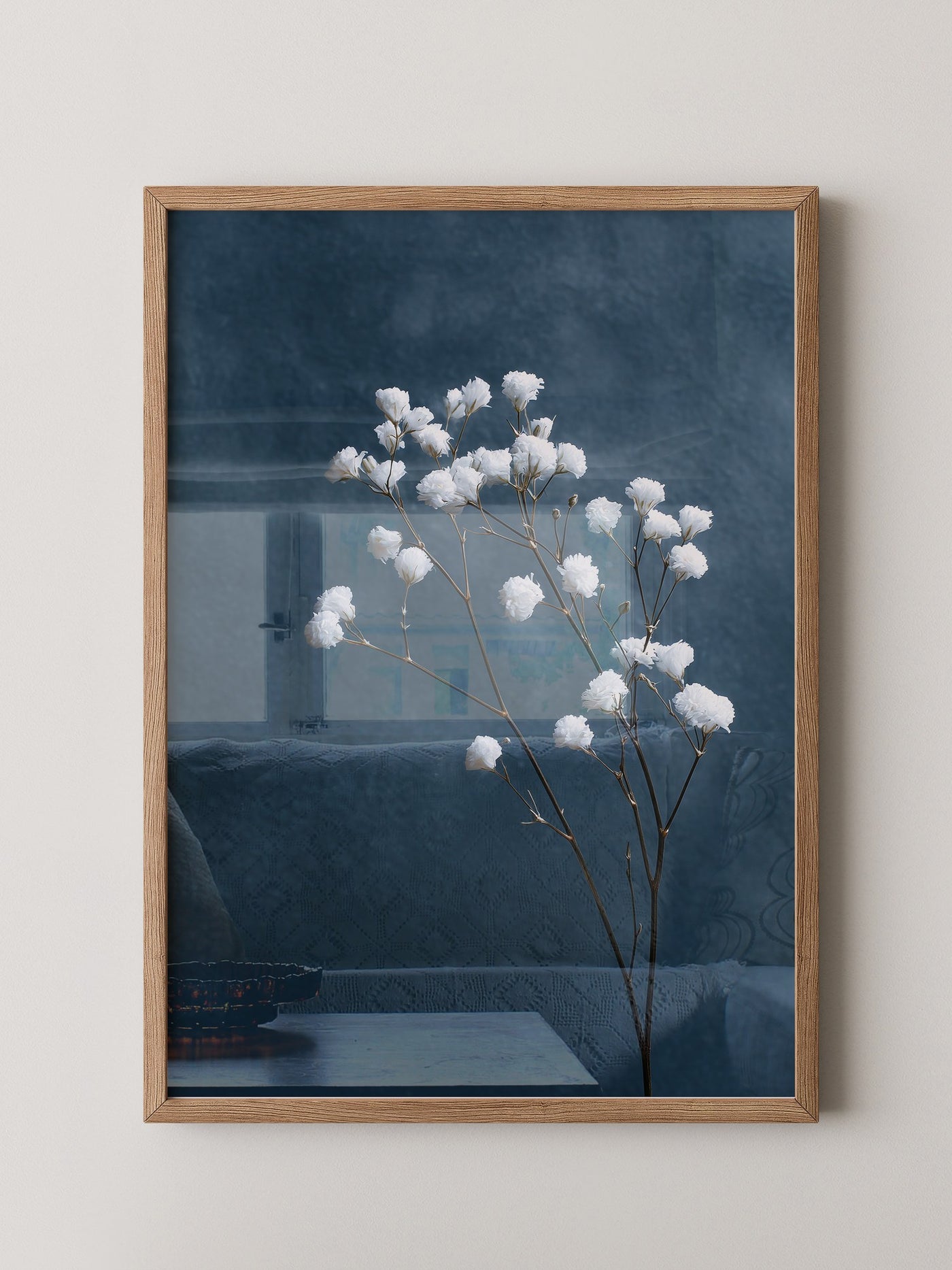 Weiße Blüten auf blauem Hintergrund