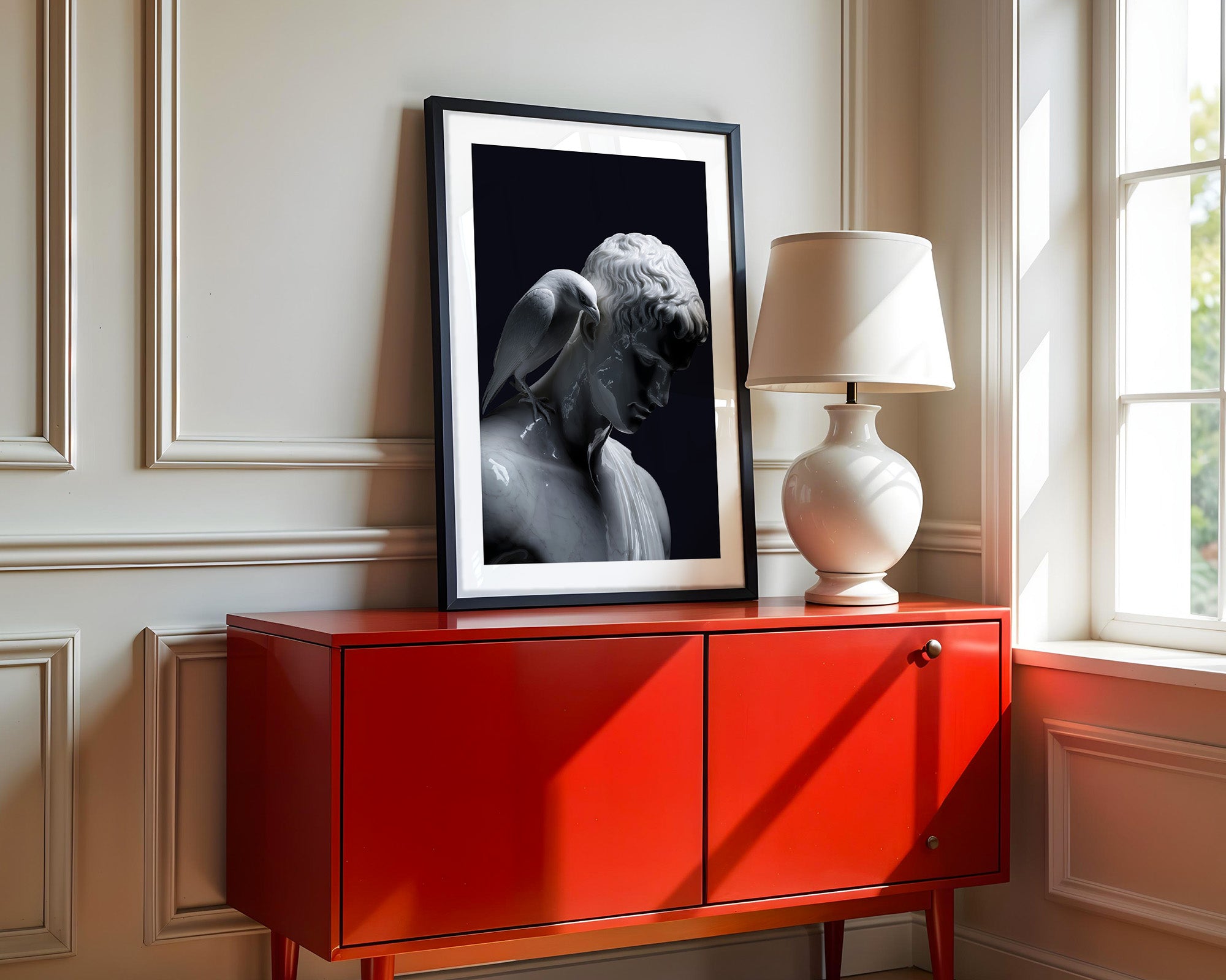 Skulptur mit Vogel Dunkelkontrast