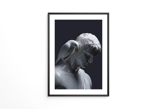 Skulptur mit Vogel Dunkelkontrast