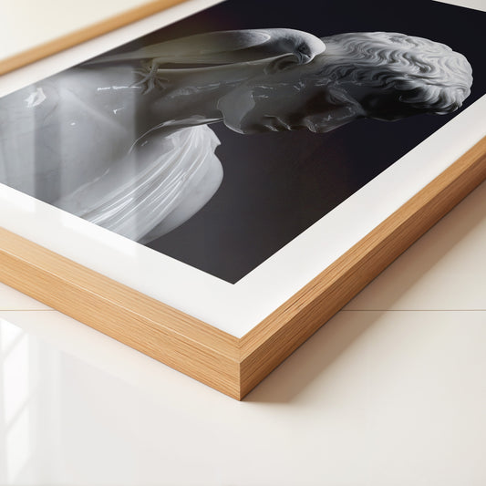 Skulptur mit Vogel Dunkelkontrast