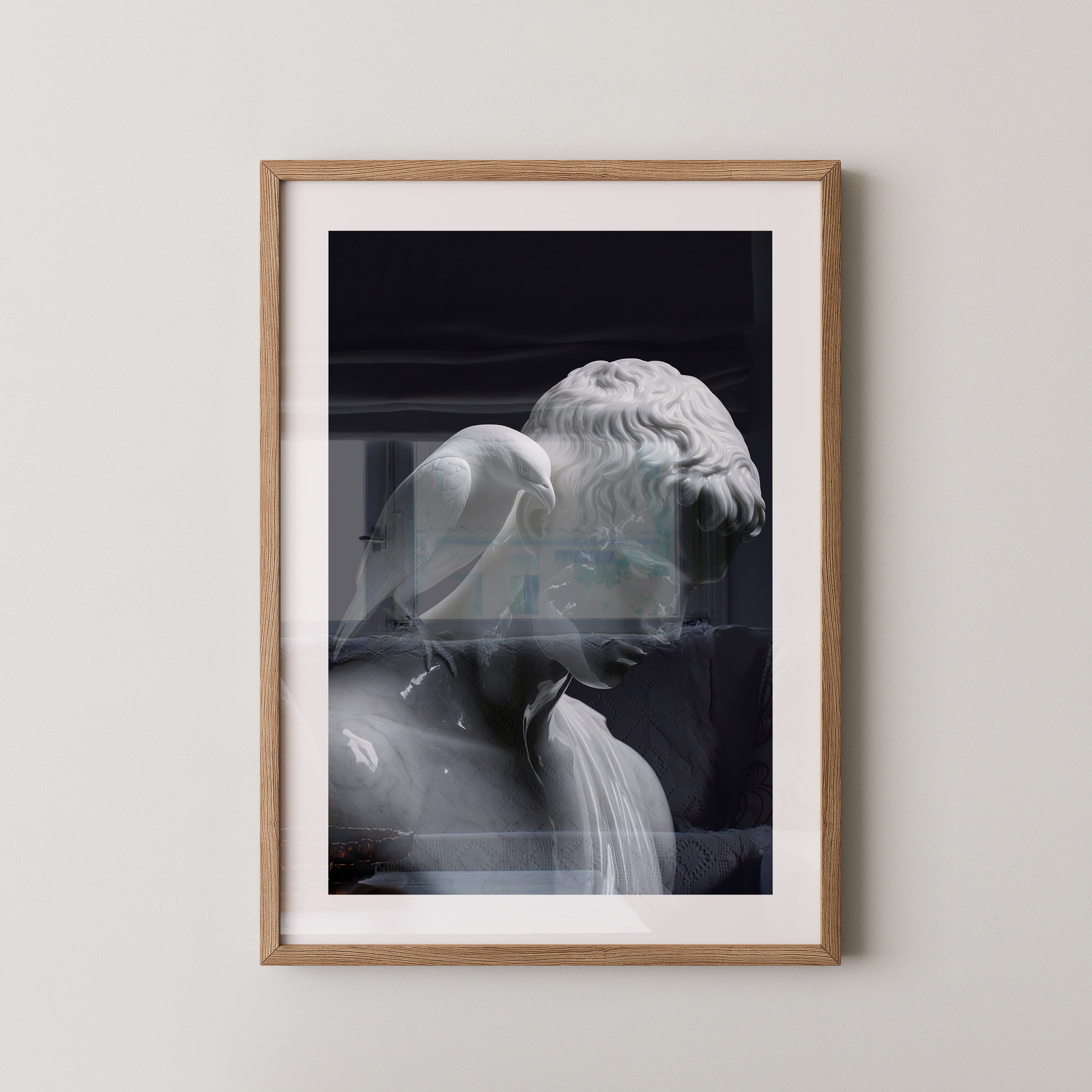 Skulptur mit Vogel Dunkelkontrast