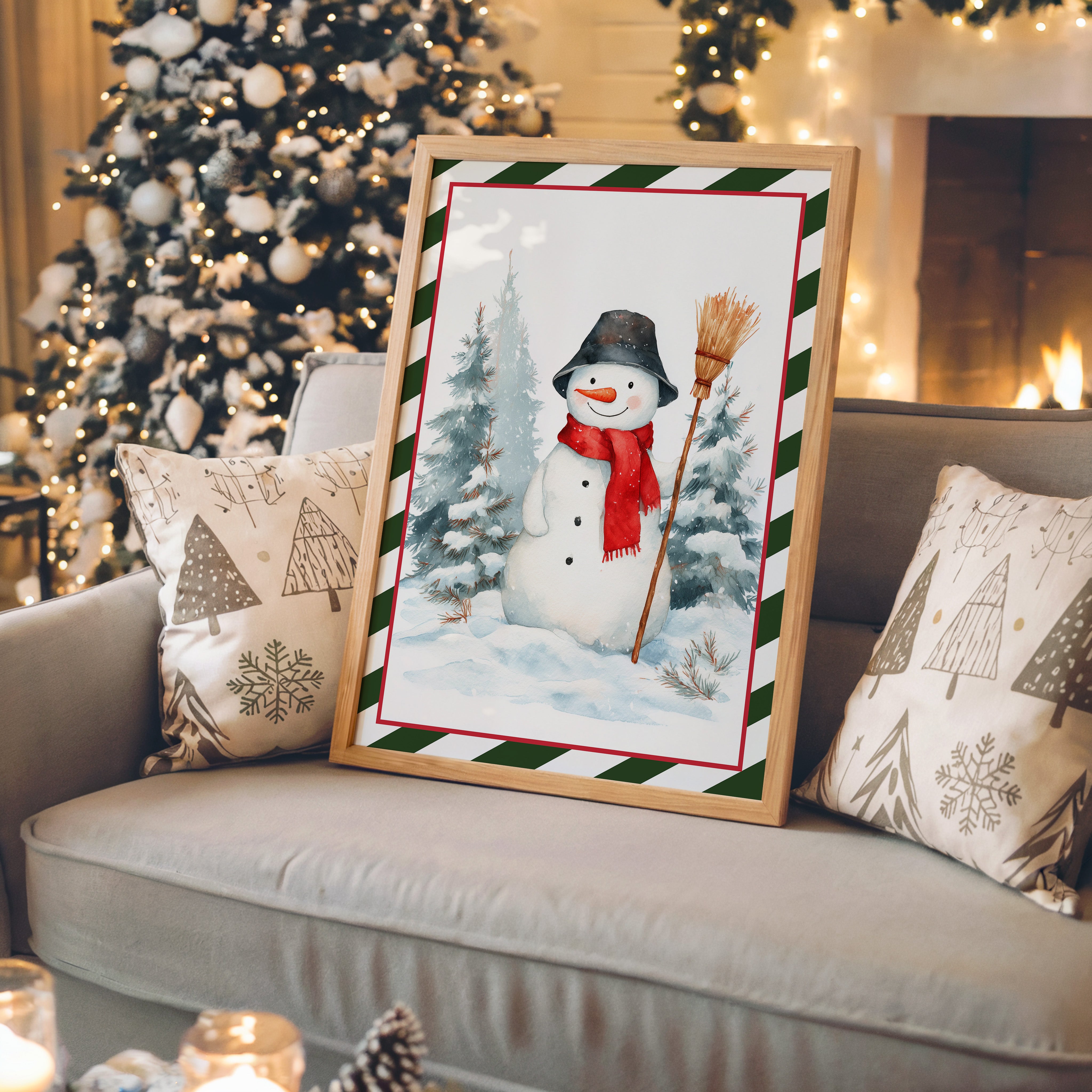 Schneemann mit rotem Schal Winterwald