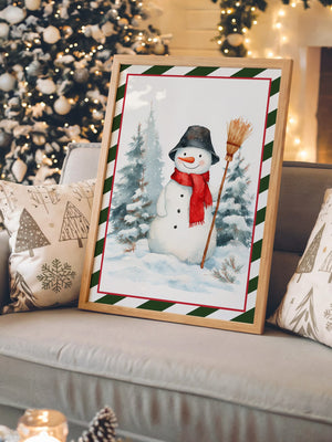 Schneemann mit rotem Schal Winterwald